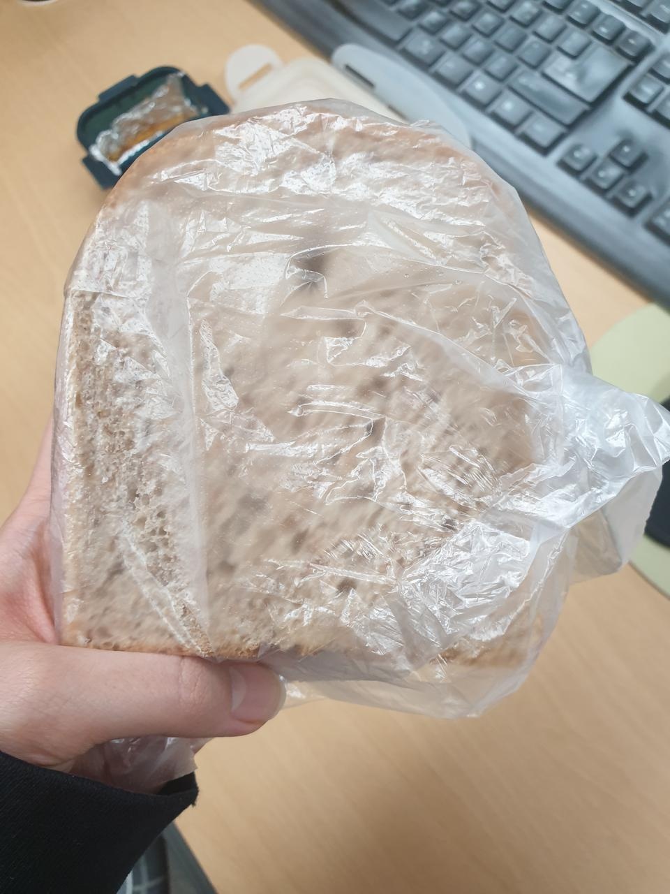 빵 진짜 맛있네요!
살짝 시큼한 맛은 있는데 고소하고 식감도 좋습니다!
재구매 의사 100퍼