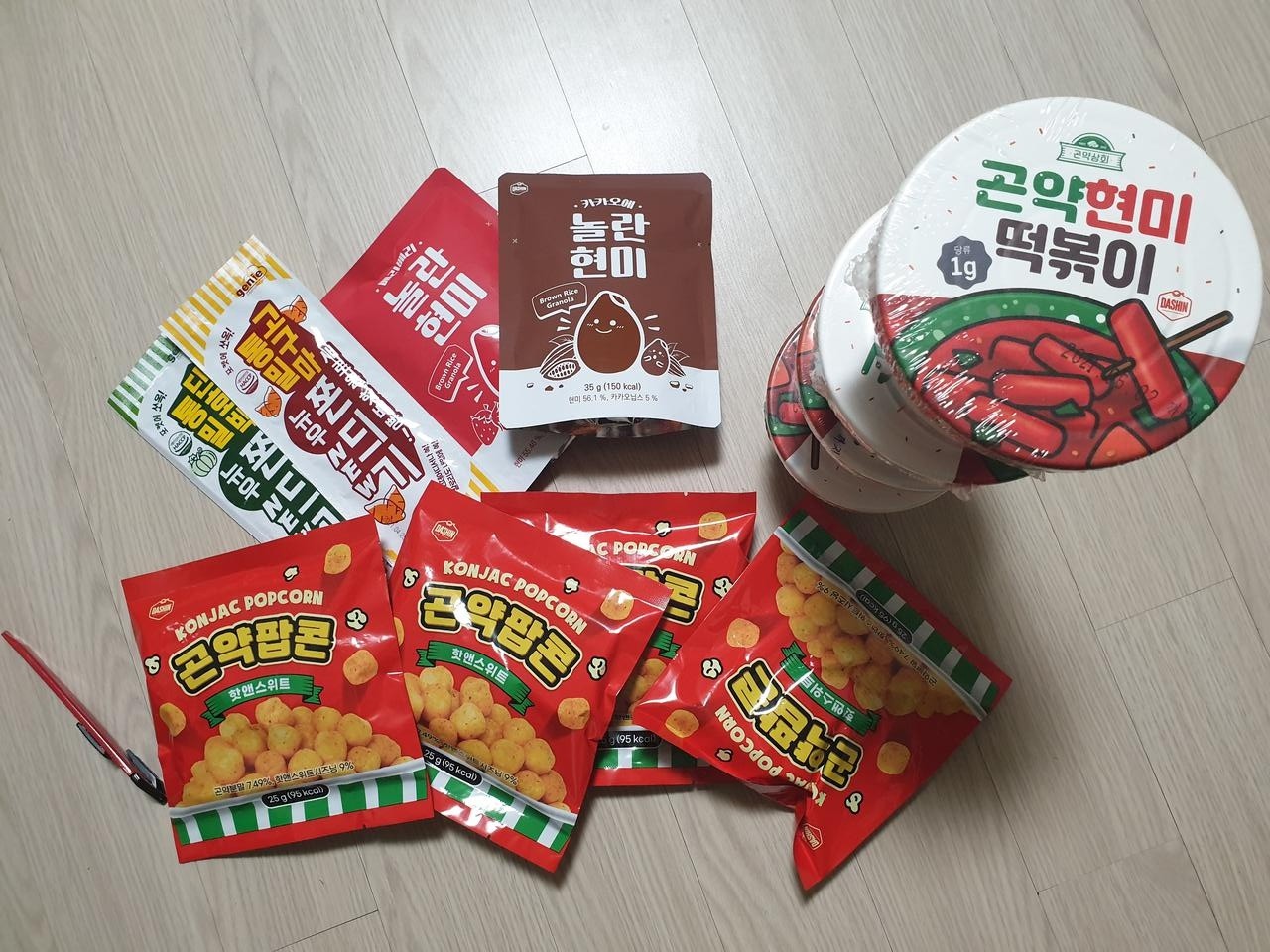 미친..겁나 맛있어요 다이어트 식품이고 나발이고 하루에 3봉 다 까먹음ㅠ살찌게 생겼어요
한번에 3가지맛 ...