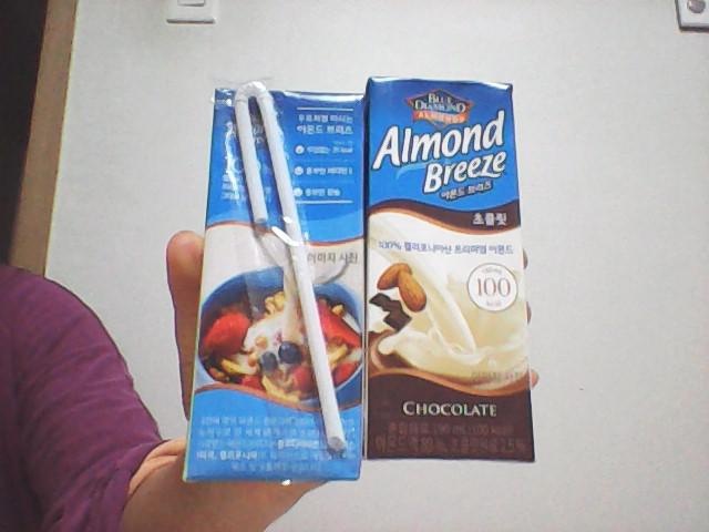 어른이 다이어트와 단백질 섭취용으로는 당연 언스위트 죠. 오리지널의 약간 인위적인 맛보다 저는 언스위트...