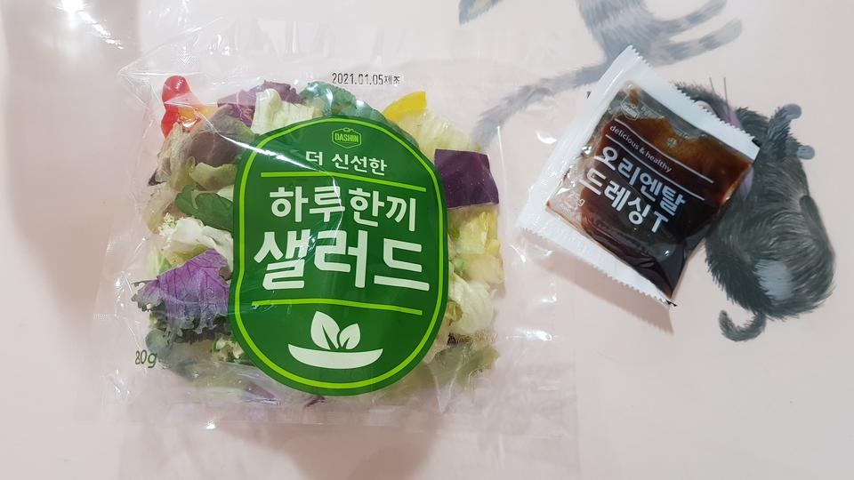 샐러드 신선하고 맛있어요~~ 소스양도 넉넉해서 다른것과 곁들여도 충분하네요. ^^