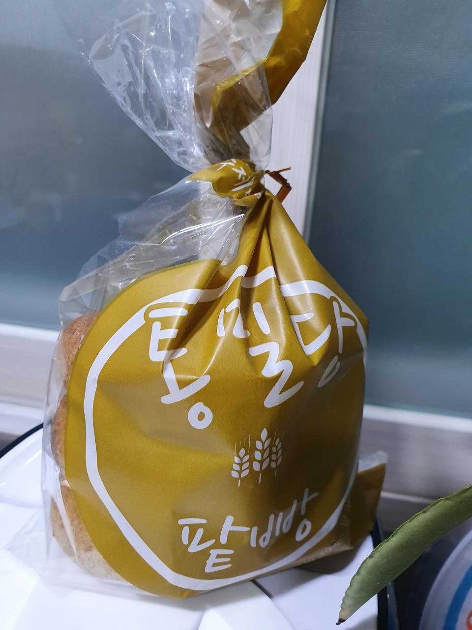 오~오자마자 옥수수빵이랑 하나씩
흡입했어요!!!
저는 팥빵이 더 맛있네요^^