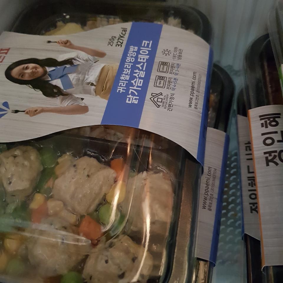 다른건 200g 정도던데 이건 250g이라서 사봤어요 맛은 냉동 도시락이니까 뭐 크게 맛있거나 그러진 않은데 ...