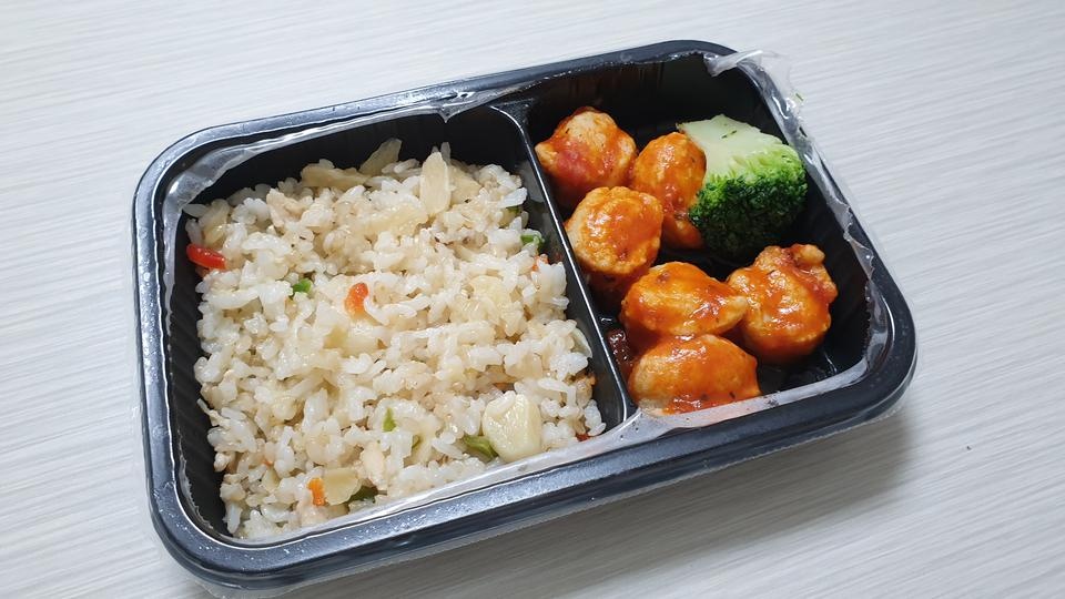 사무실에서 점심도시락으로 주문해 직원과 함께 먹고있습니다. 배송도 빠르고 데워먹으면 끝이라 간편해요
