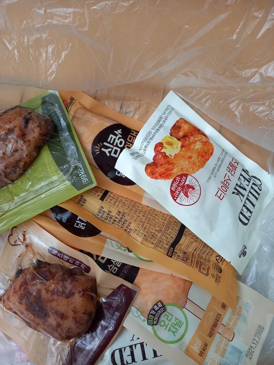 매콤한게 청양고추가 들어서 개운하고 맛있어요.
쫀득하고 매콤한 어묵 좋아요.