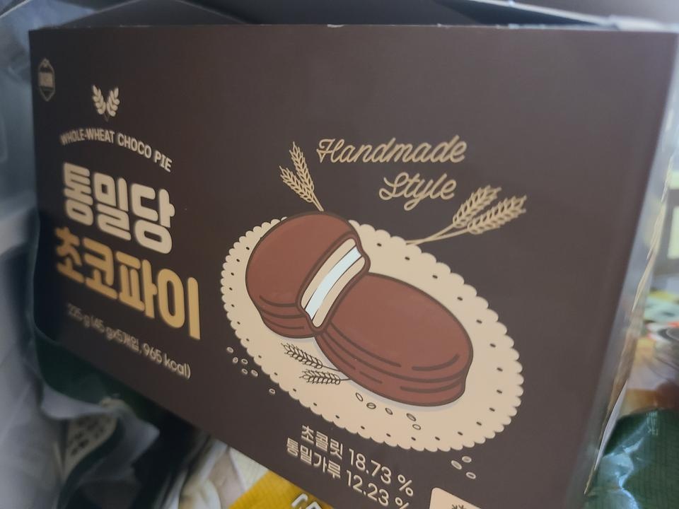 맛잇어요!!
특히 초코렛이 카카오맛나서 좋아요~
진짜 초코파이는 팜유같은 가공유 들어가서 진한 초코맛안...