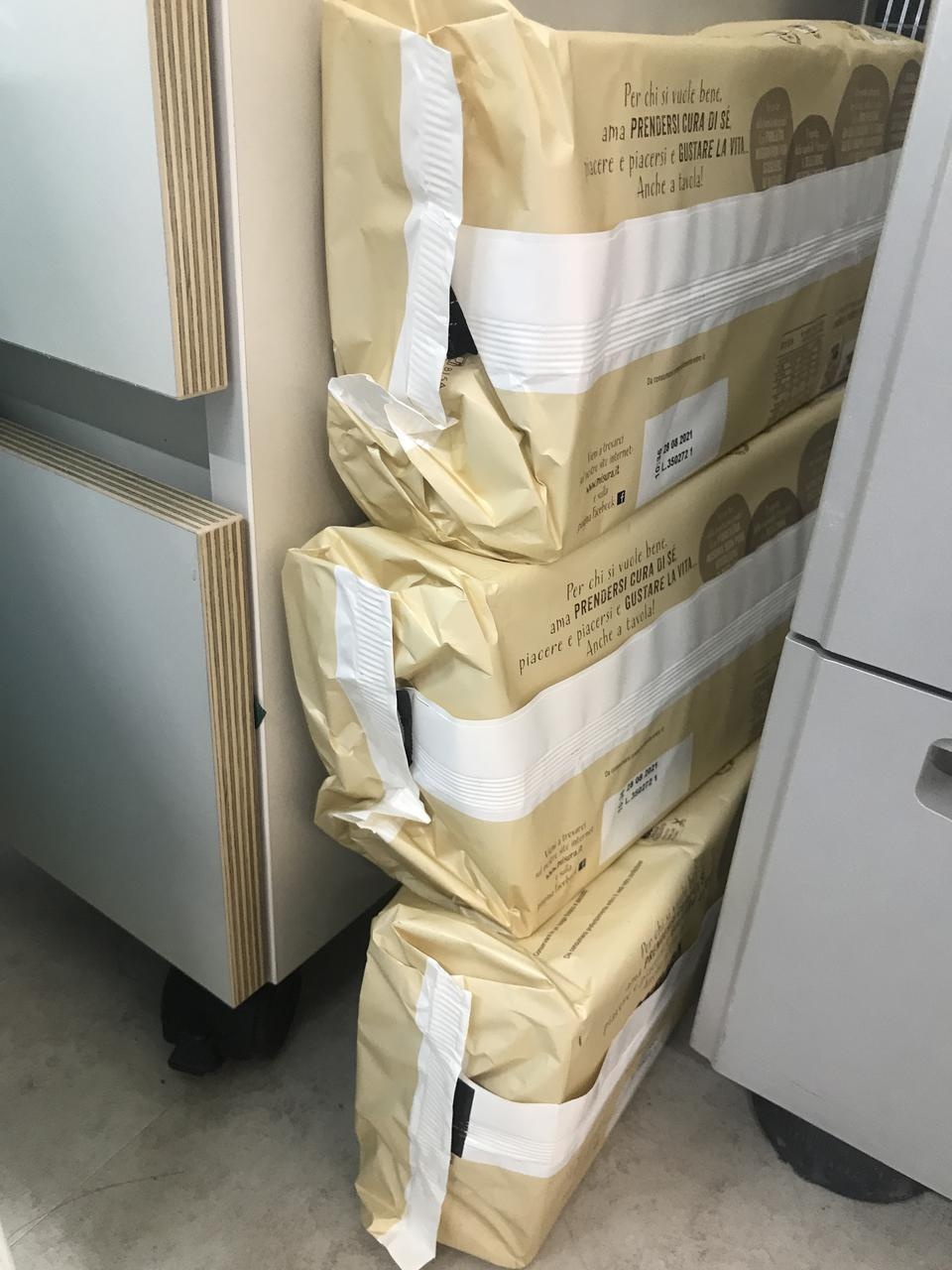 몇개월째 쌓아놓고 먹어요