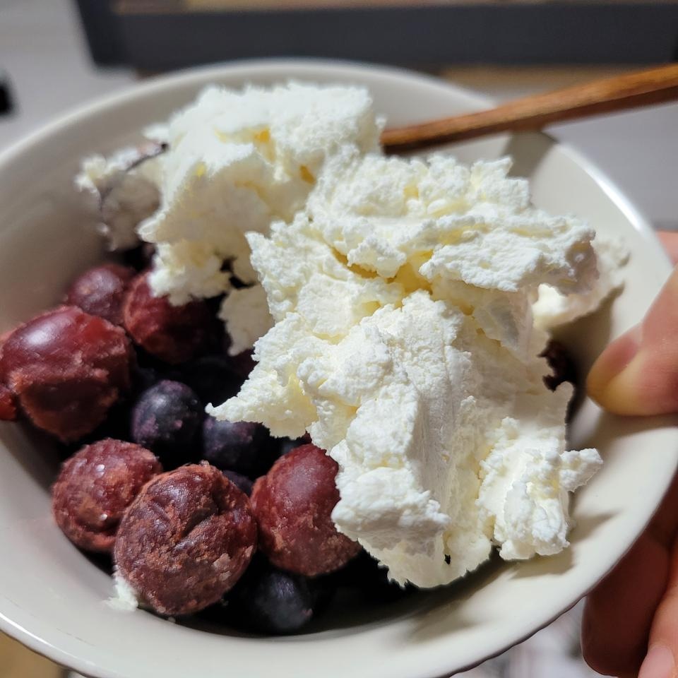 굉장히 꾸덕하고 쫀쫀해요
단맛이 거의 없고 요거트만의 맛이 진하네요
제 취향에는 너무 맛있어요
통 입구...