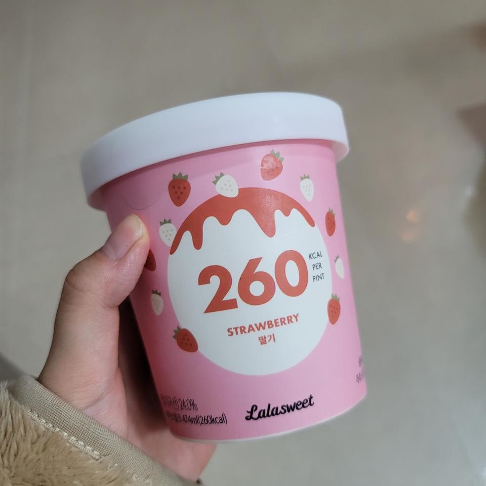 딸기부터 먹고있어요
딸기 과육도 씹히고 굉장히 만족스러워요.
물론 스테비아가 단 거라 좀만 많이 먹으면 ...