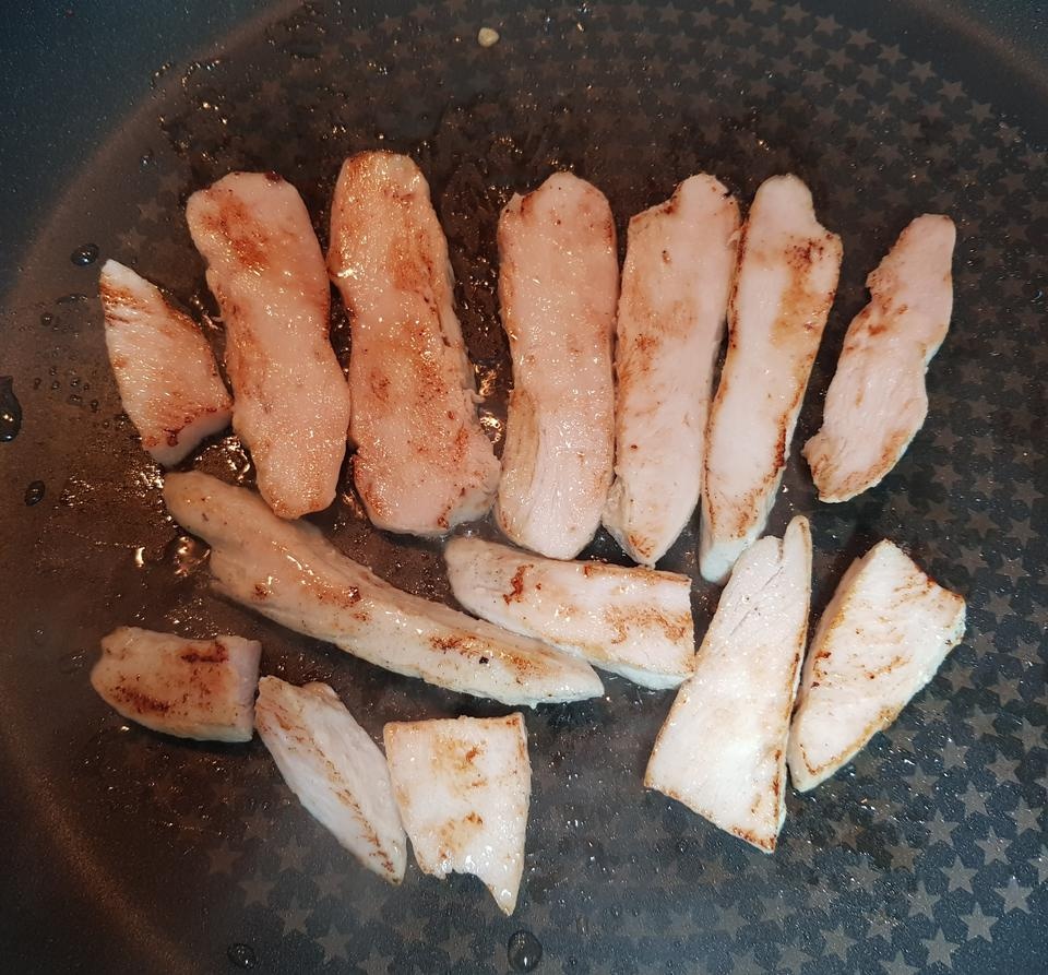 진짜 담백한 맛이네요 맛없을 줄 알았는데 샐러드랑 먹으니 맛있다네요 슬라이스해서 살짝구우니 더맛있는것...