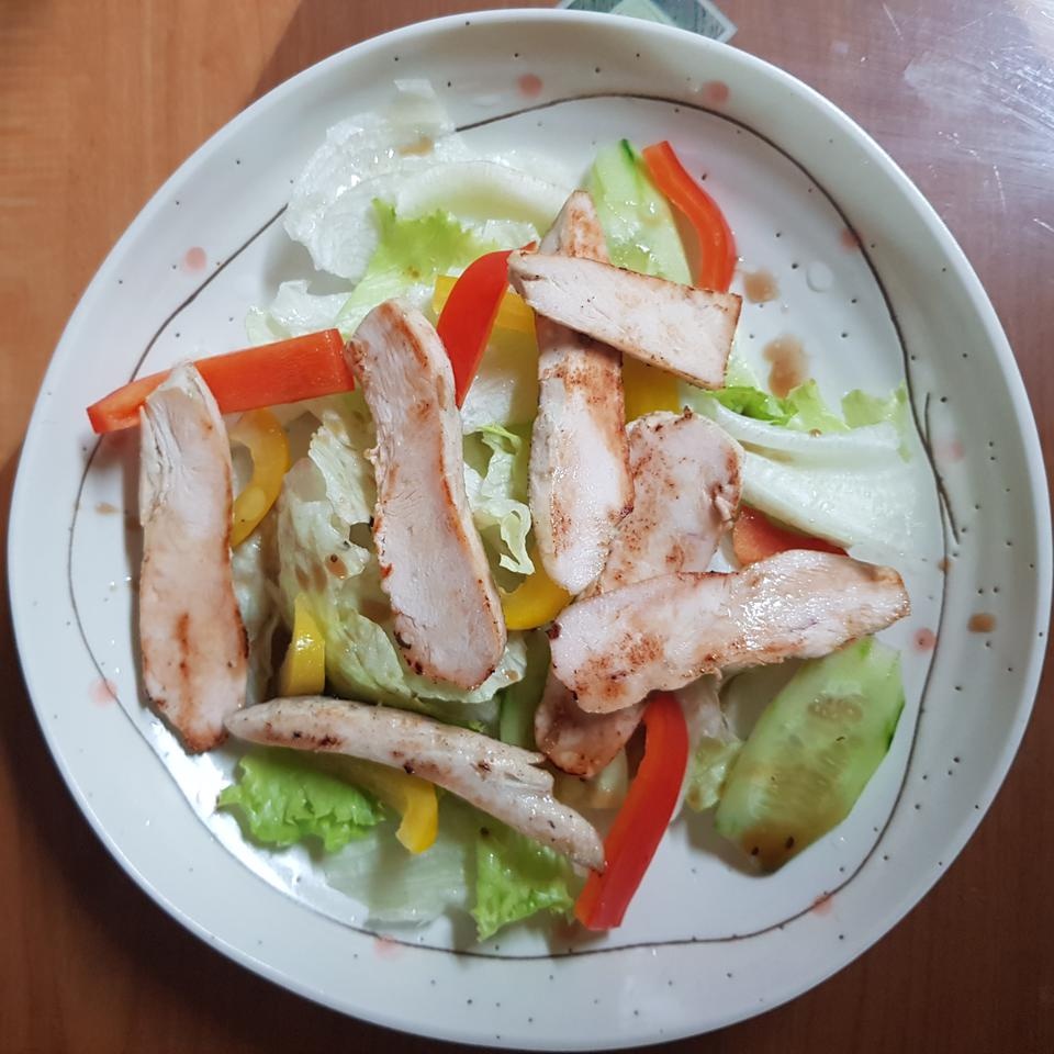 진짜 담백한 맛이네요 맛없을 줄 알았는데 샐러드랑 먹으니 맛있다네요 슬라이스해서 살짝구우니 더맛있는것...