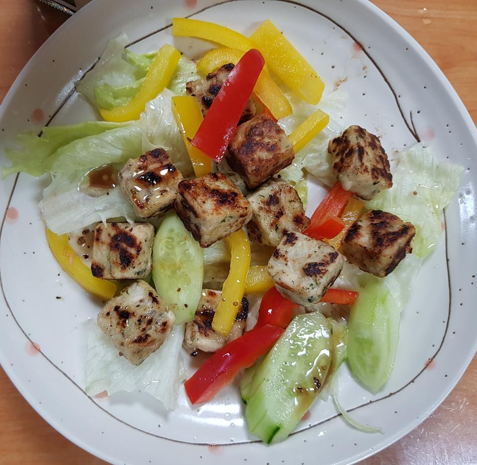 양이 적당하고 맛도 좋대요 후라이펜에 노릿하게 구워서 샐러드랑 소스와 함께 먹으니 맛있다고 하네요 먹기...