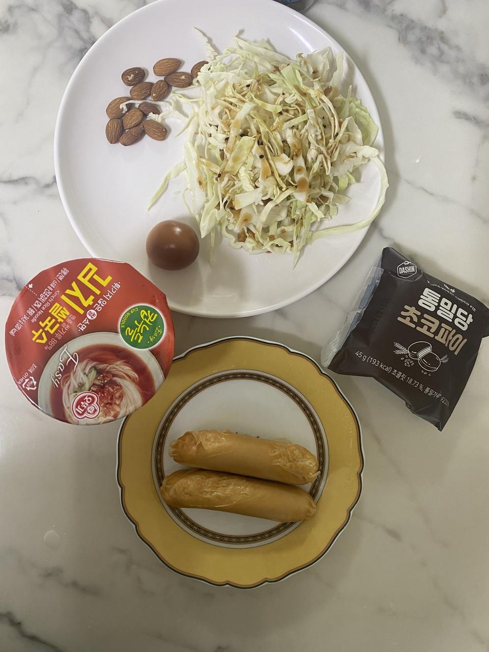 많이 달지 않지만 성분보면 그럴만도 합니다 다이어터들이 몽쉘같은거 먹고싶을때 아주 딱인듯 합니다
든든...