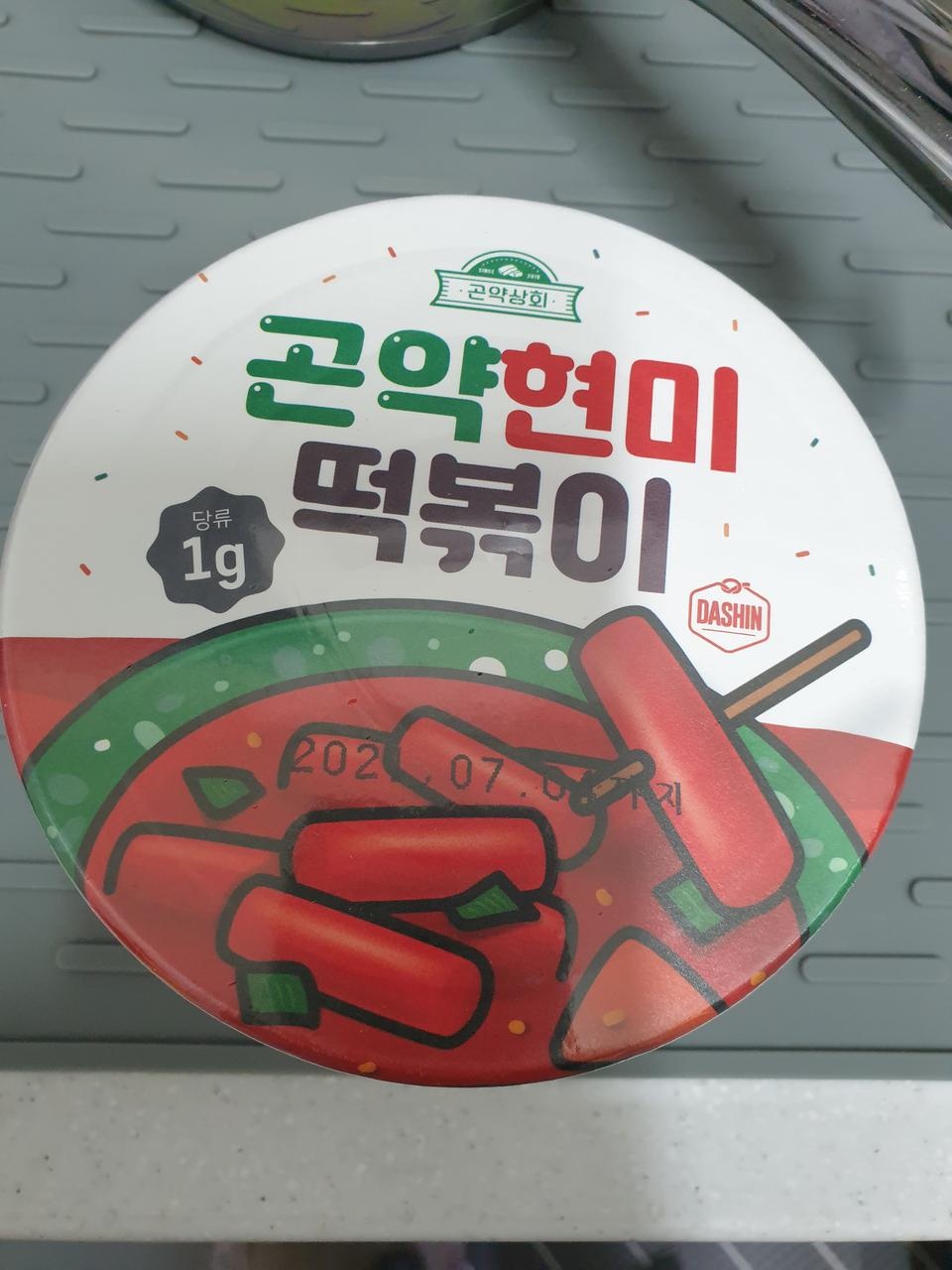 흰쌀떡과는 다른 식감인데 넘 맛있네요. 
건강생각해서 구매해봤는데 아이들이 좋아하네요.
곤약떡볶이떡만 ...