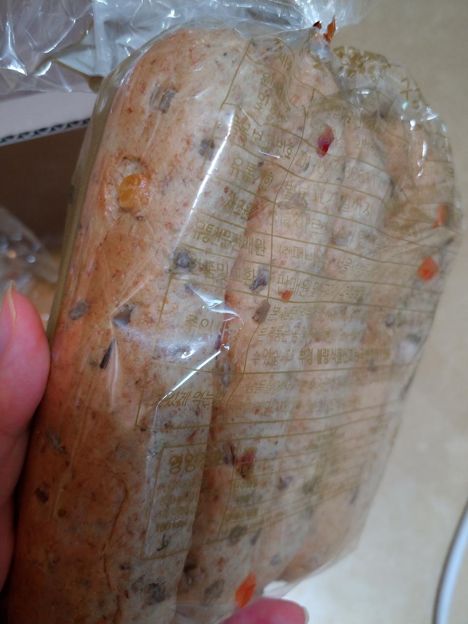 견과류가 가득해서 오독오독 씹히는게 고소하고 크기도 커서 자주 사먹습니다! 맛있어용!!