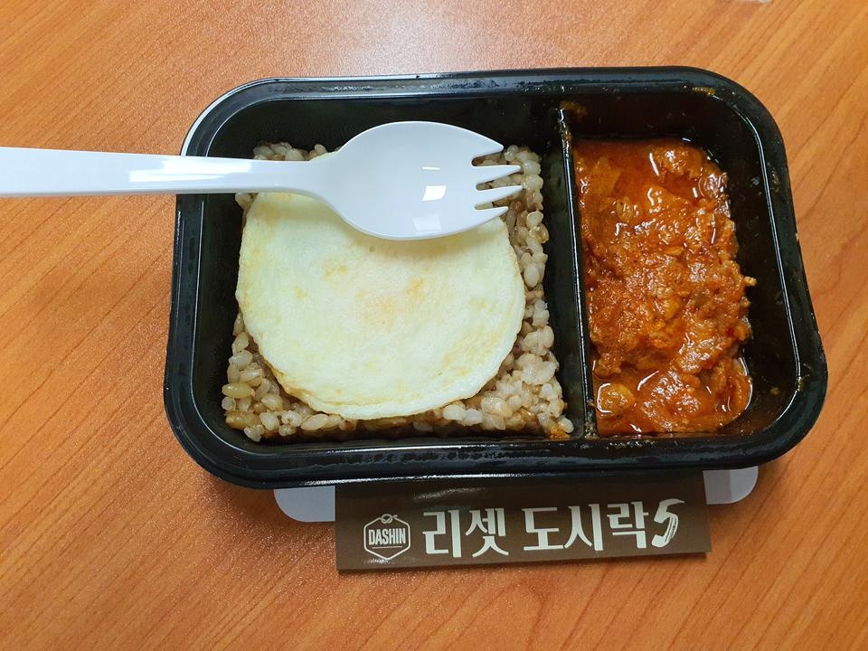 이번이 3번째 주문인데, 회사에 전자레인지 있어서 돌려먹기 좋아요. 
그리고 맛도 괜찮고 양은 좀 작긴 한...