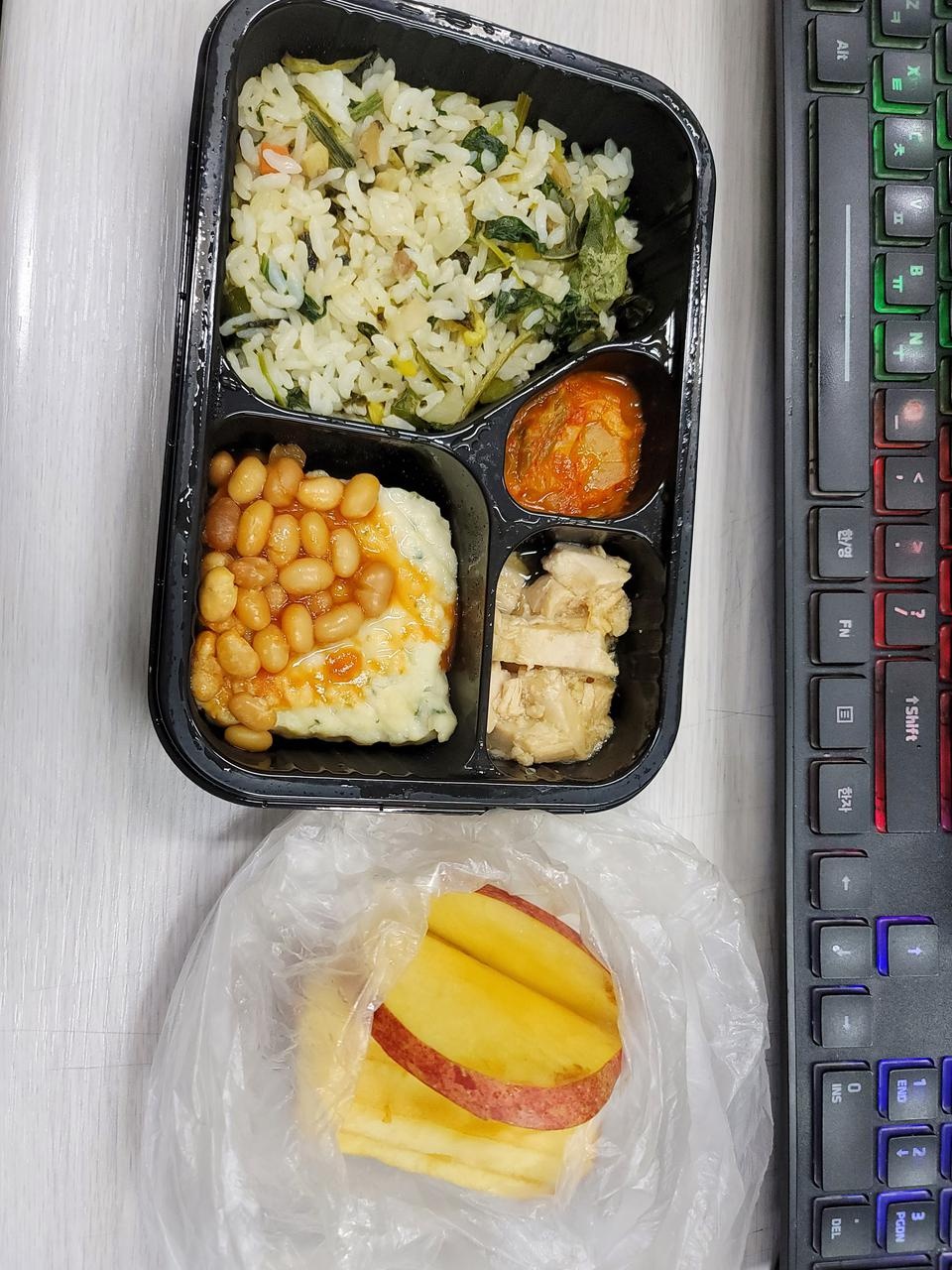 밥양이 조금 적긴하지만 맛있게 먹고있어요!
다이어트 효과가 있었으면 좋겠네요