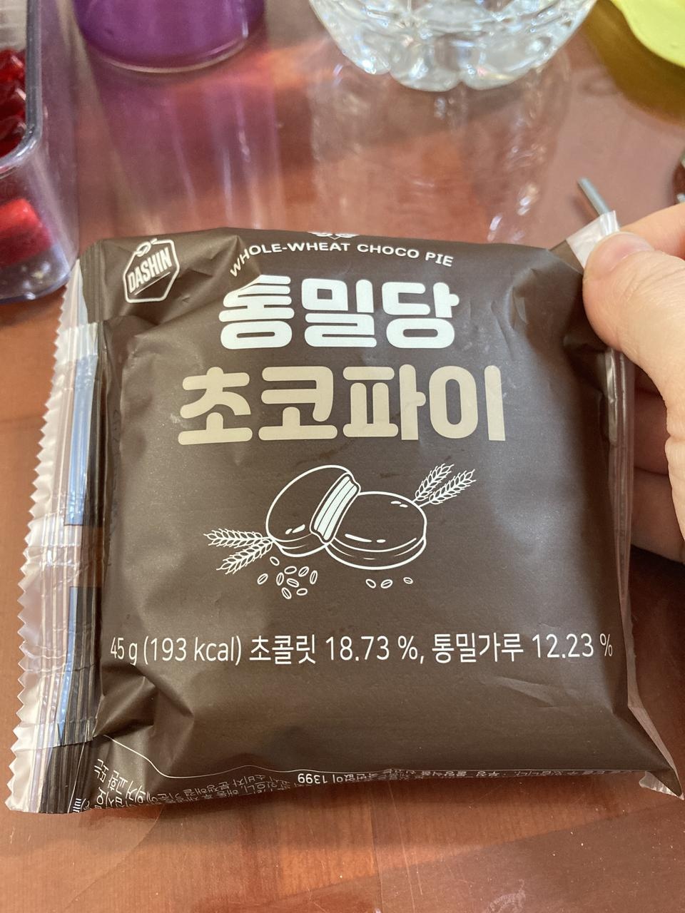 초코파이랑 몽쉘을 섞은 맛이 났어요
