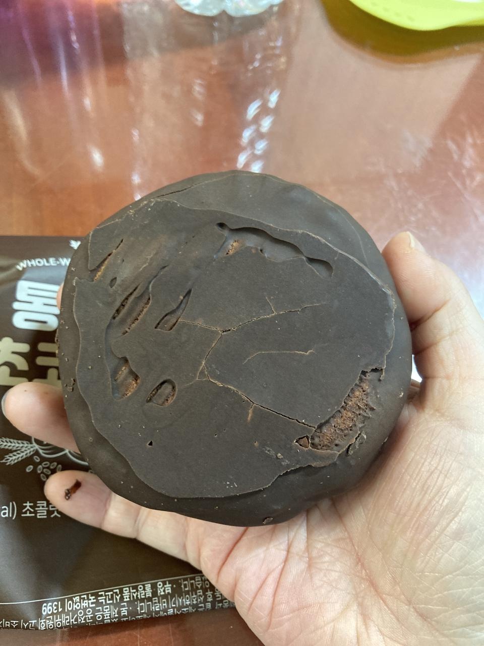 초코파이랑 몽쉘을 섞은 맛이 났어요