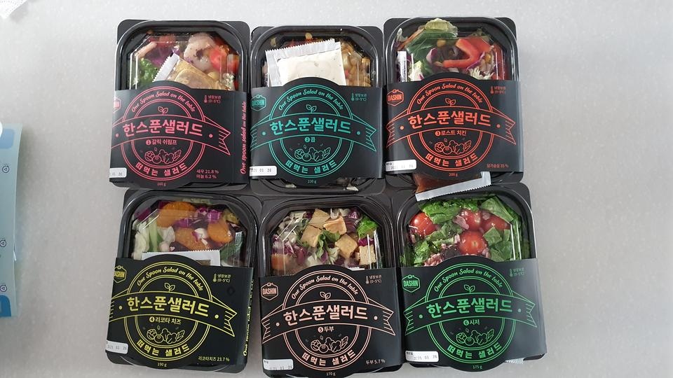다양하고 신선한재료로 먹기 좋게 커팅되어 있어 좋아요.다양한 맛이라 먹기도 좋네요
제가 혼자 먹기에 한...
