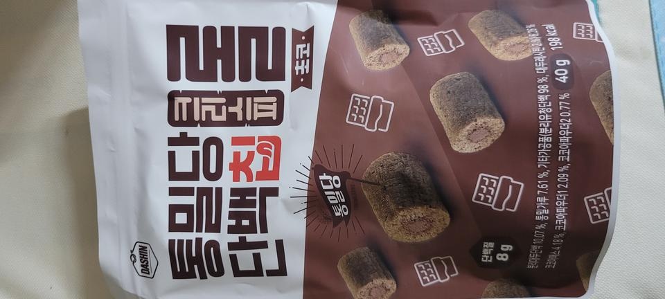 우연히 먹게 됐는데 완전 사랑에 빠졌어요 아무래도 인터넷 배송이다 보니까 과자가 많이 부셔 져 있긴 한데...