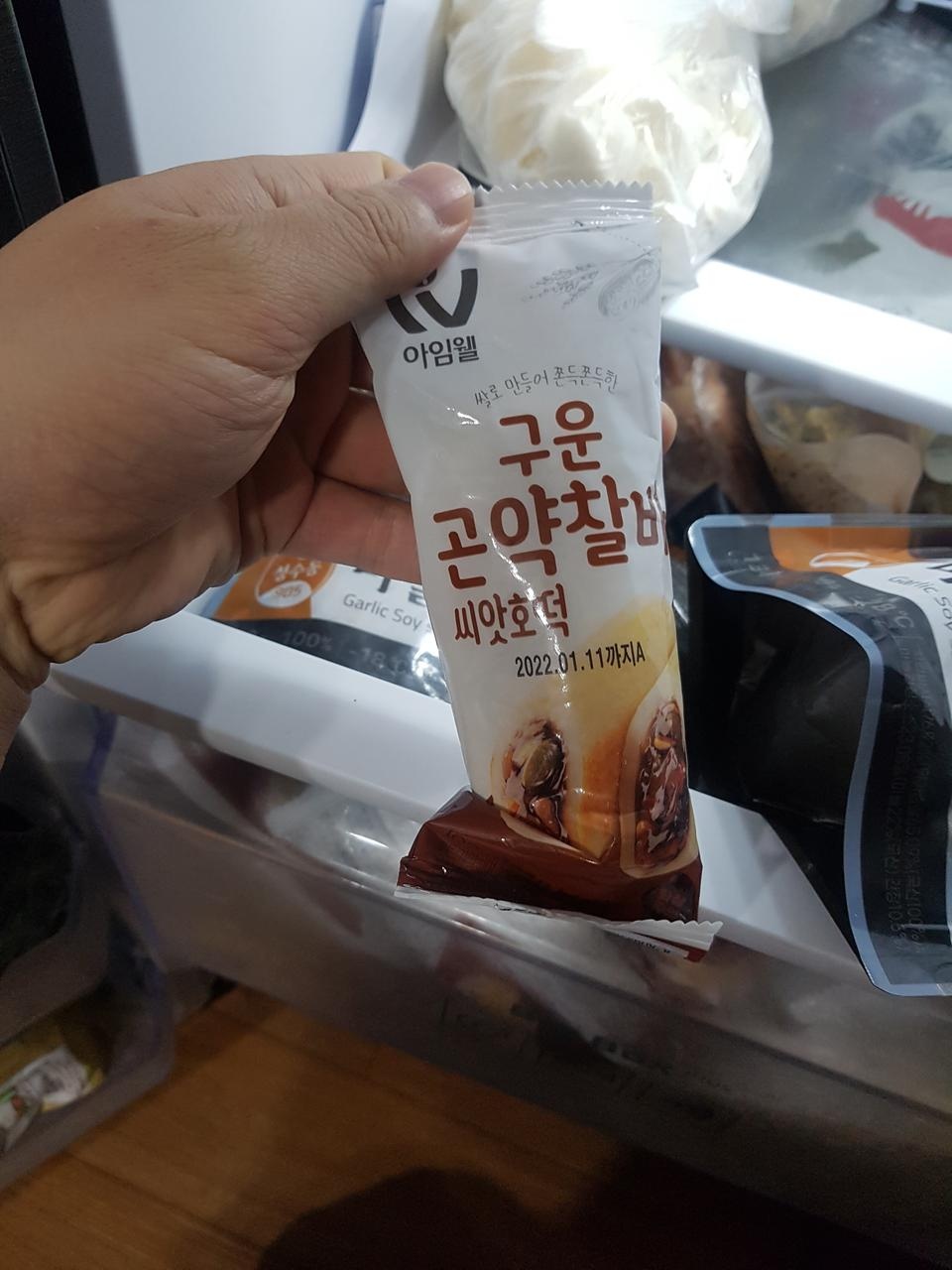맛나요~ 전자레인지 살짝 돌린후 프라이팬에 구우면 그냥 밖에서 파는 호떡입니다