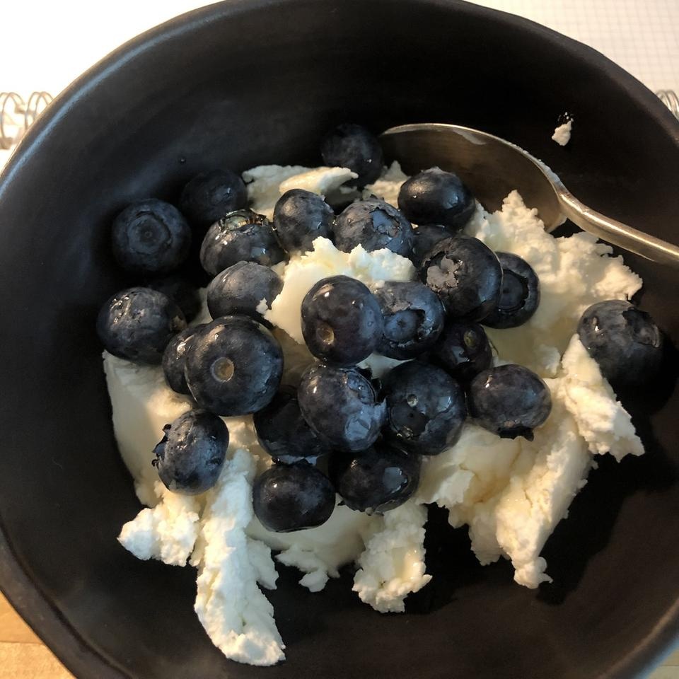 단맛없는 꾸덕한 그릭요거트예요 과일이랑 뮤즐리, 견과류 등 원하는거 잔뜩 넣어서 아가베 시럽 추가해서 ...