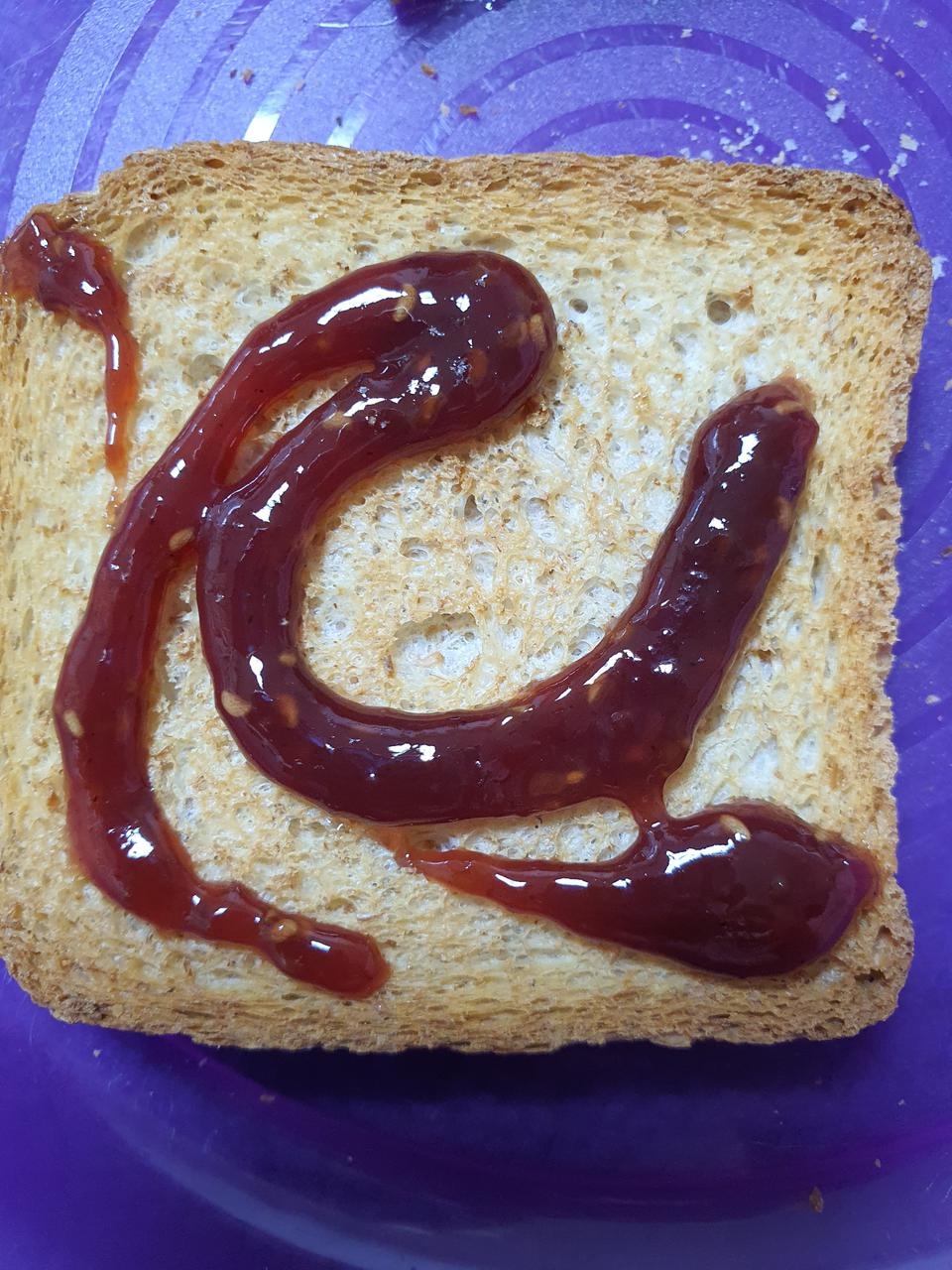 딸기잼맛하고 똑같아요. 약간 라즈베리맛이 더 강해서 완전 단맛보다는 새콤한 느낌? 맛있네요