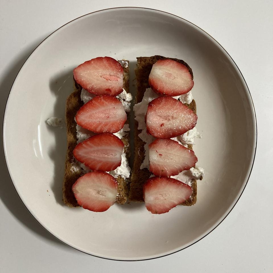 진짜 맛있어요 ㅠ토스트랑 딸기랑 먹으면 쵝오입니다 꾸덕해요