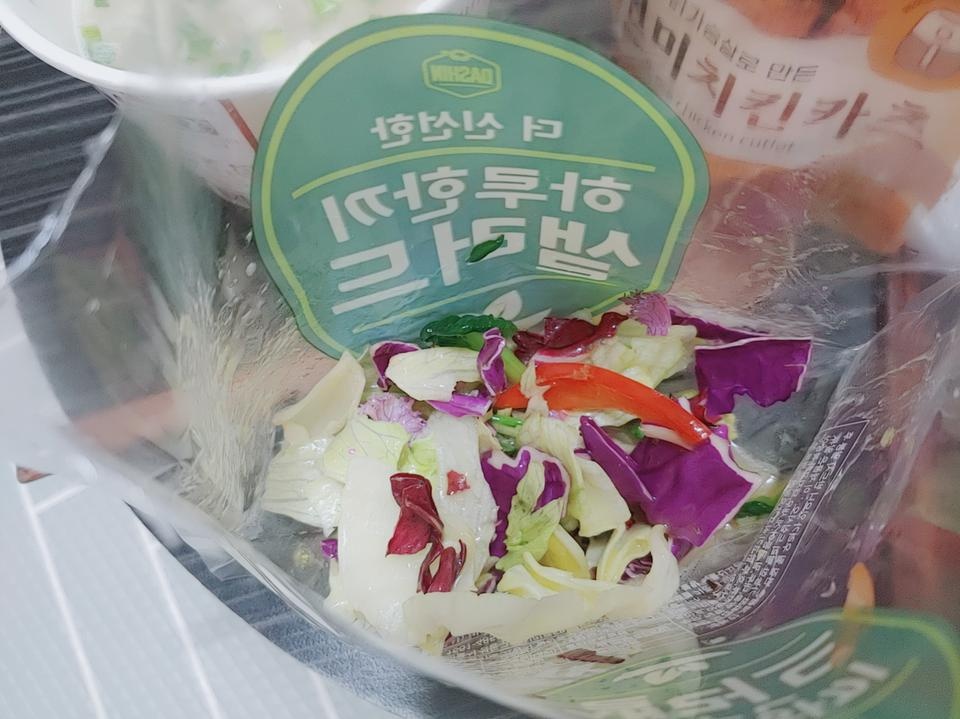 매번먹던 샐러드가 지겨워 다른 샐러드를 찾다 주문해봤어요. 양은 기존먹던거에비해 적지만,신선하고 좋습...