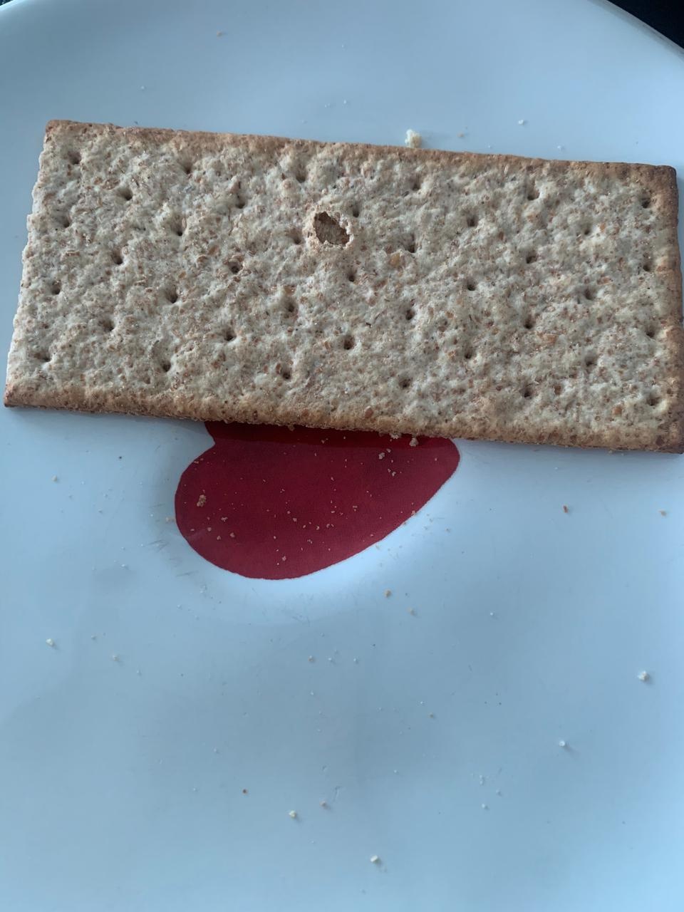 담백하면서도 살짝 짭짤해요. 
크래커 질감이에요. 통밀이라 든든하고오.