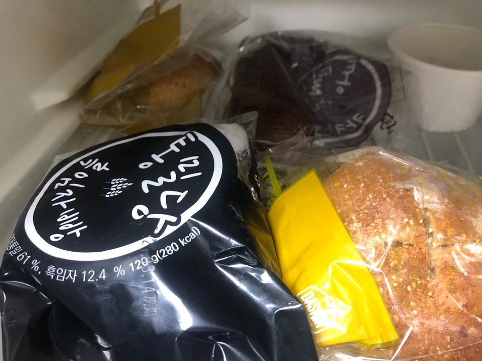 담백한 맛을 좋아하는데 너무 담백하고 맛있네요
밀가루빵은 소화도 잘안되고 통밀빵으로 빵생각날때 가끔먹...