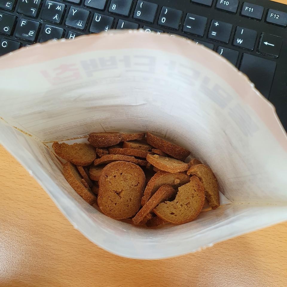 빠삭한 무언가를 먹고싶을 때 딱 좋아요 갈릭버터 맛이 좀 불균형하긴 한데 그래도 맛있습니다 최고최고