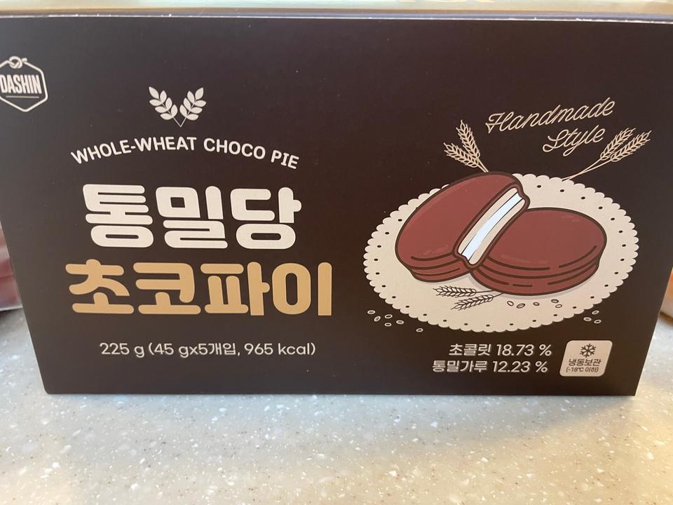 다크초코 맛이 나서 전체적으로 초코파이와 맛은 비슷하지만 안에 마쉬멜로우 부분이 안단거를 생각하면 좋...