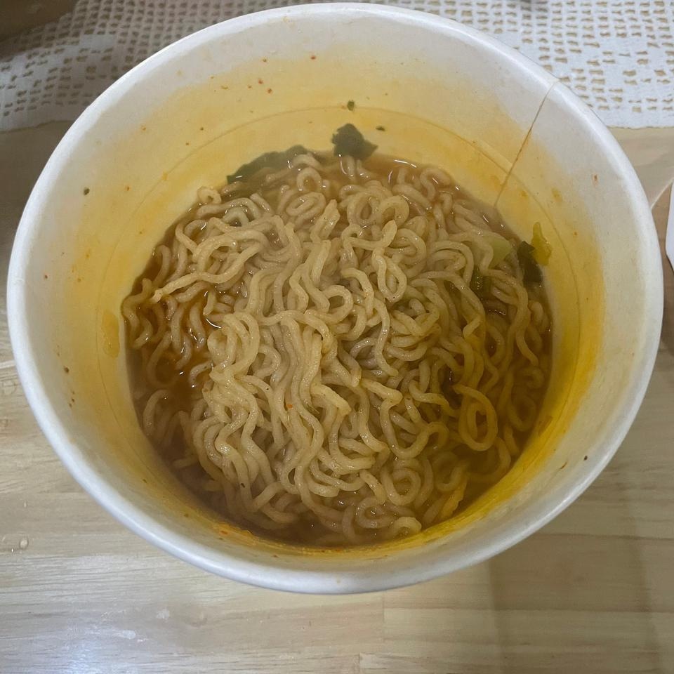 생각보다 넘 맛있어요! 일반 컵라면이랑 양도 비슷한것 같아여. 맵찌라 저한테는 살짝 맵긴했는데 그래도 맛...