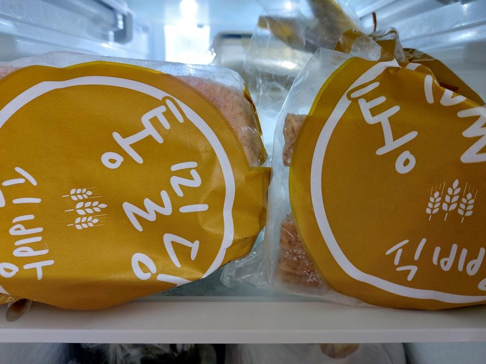 배송 빠르게 잘  받았습니다
식빵 3봉지  주문해서 냉동실에 보관하면서 먹고 있습니다.