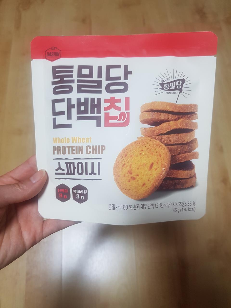 매운맛좋아해서 사봤는데 만져보니 다부서져온거같아요..ㅠㅠ 파손주의딱지있는데도 막던졌나봐여..ㅠㅠ 맛...