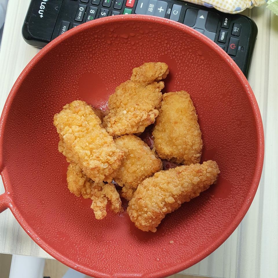 양 대비 조금 비싼 거 같아요. 전자렌지 돌리면 바삭하진 않아요. 에어프라이기 있으면 무조건 에어프라이기...