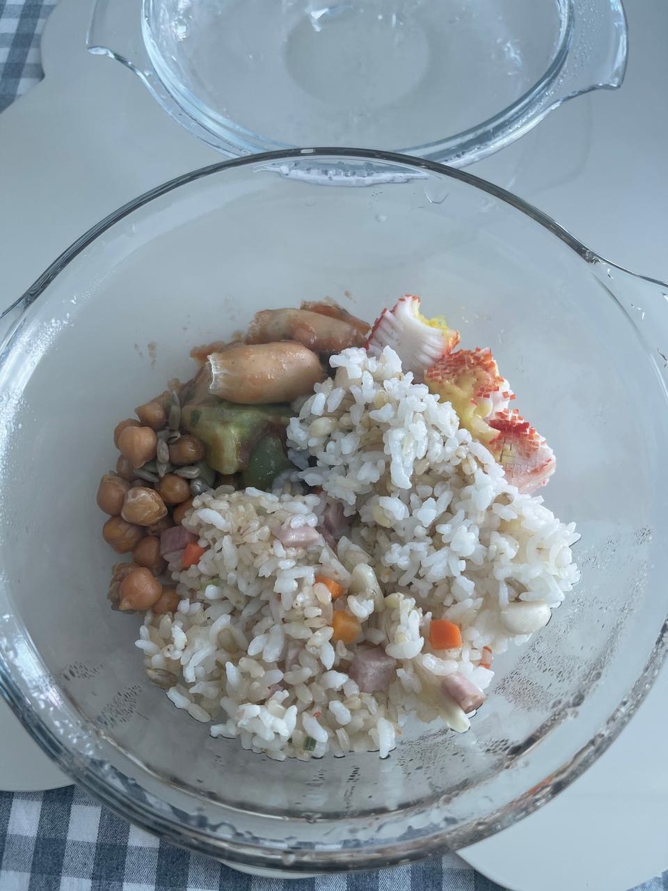 반찬이 여러가지라 다양하게 먹을 수 있어 좋네요 ㅎ 전 플라스틱 전자렌지 돌리기 찝찝해서 글라스락 렌지...