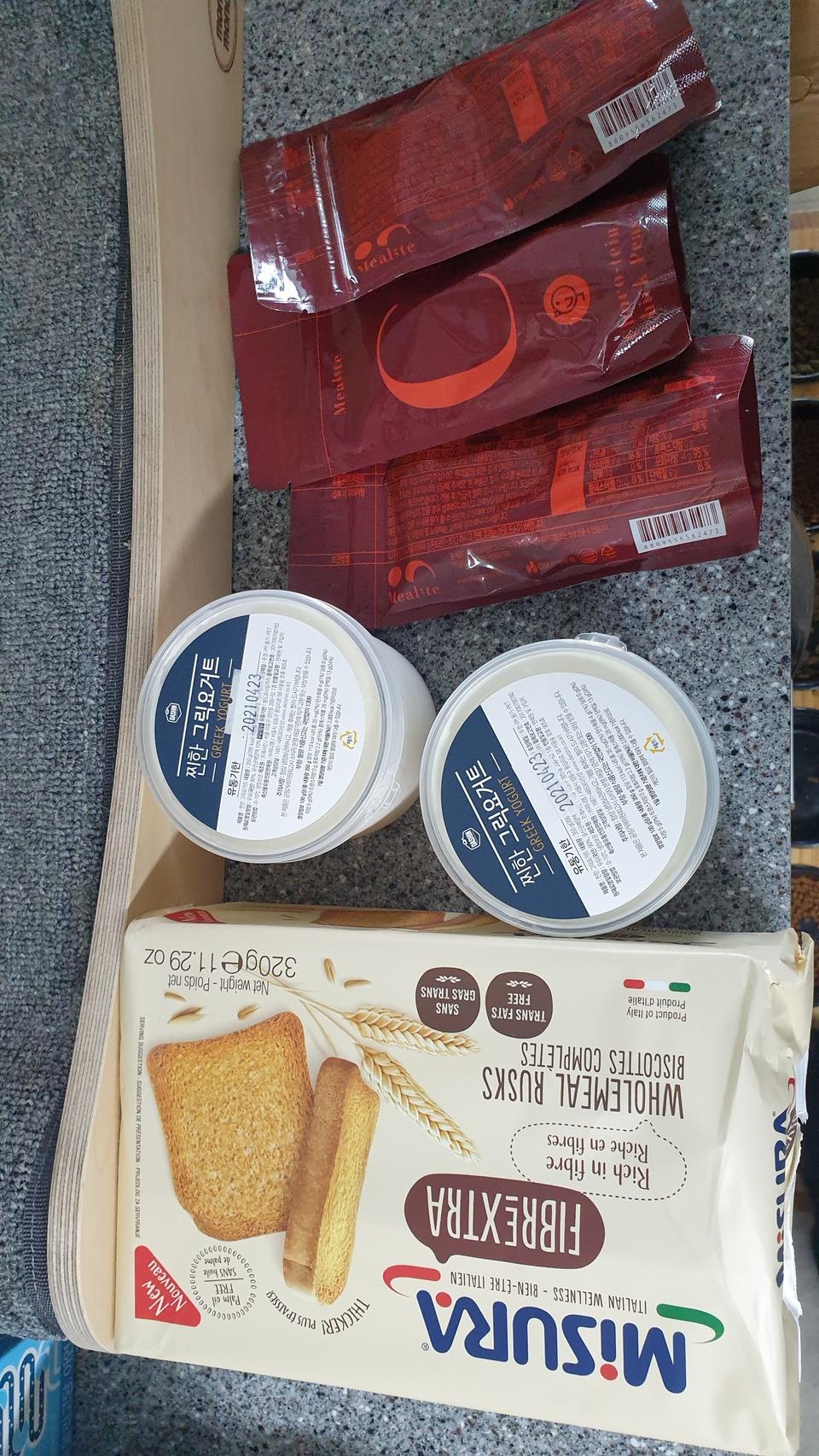 잘받았습니다  미주라 토스트?빵에 발라먹음 맛있어요
 꿀조금바르거나 견과류랑먹어도좋아요