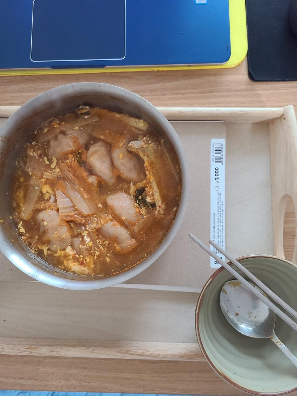 만두국으로 끓여 먹었는데 맛있습니다.