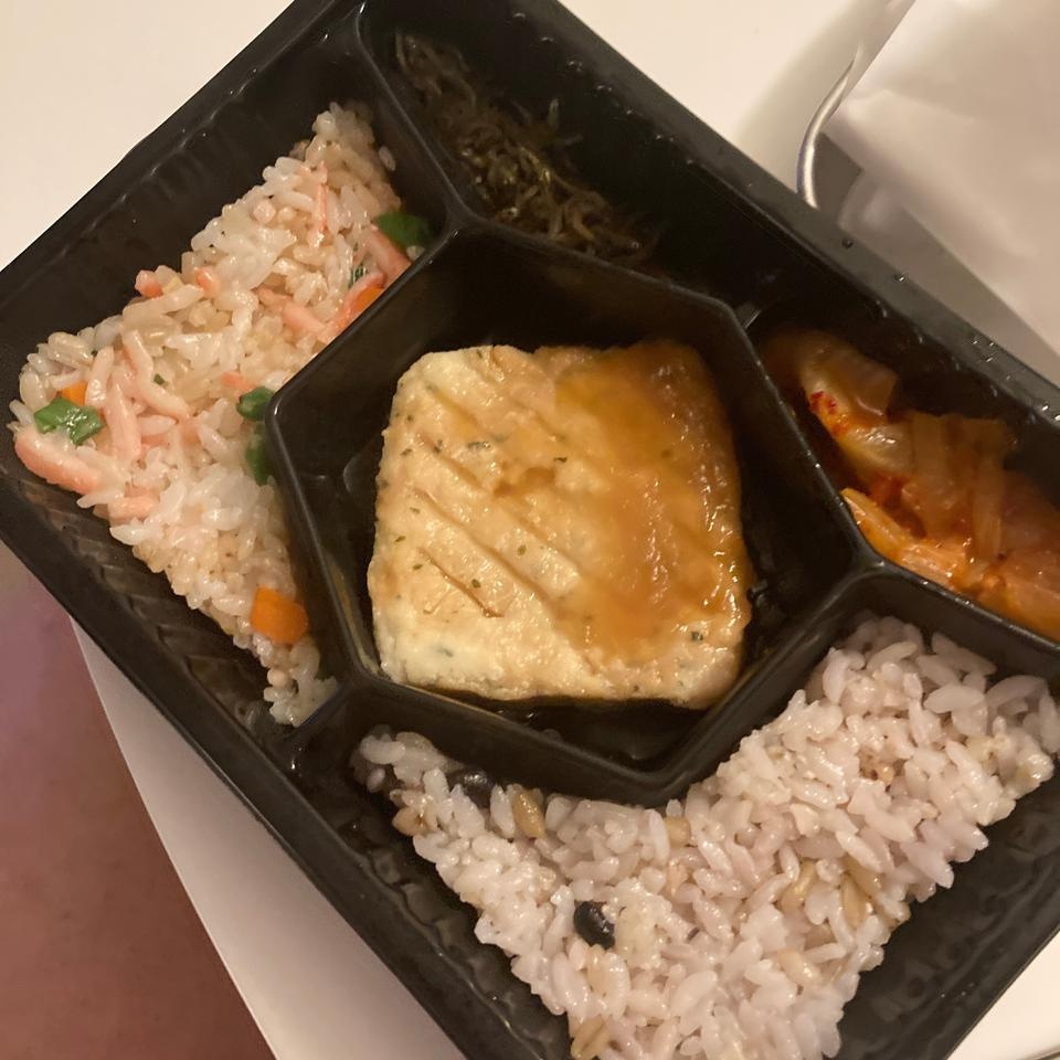 다이어트도시락답게 양이 정말 작네요ㅠㅠㅠ
이거만 먹으면 진짜 살이 잘 빠질 것 같아요ㅋㅋ
맛은 정말 그...