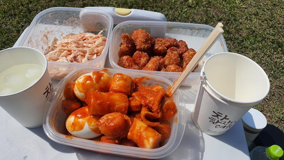 간장맛이 더 맛있어서 그냥 현미카츠?는 안먹고 두고있었는데 피크닉갈때 에프에 튀겨서 양념치킨소스 버무...