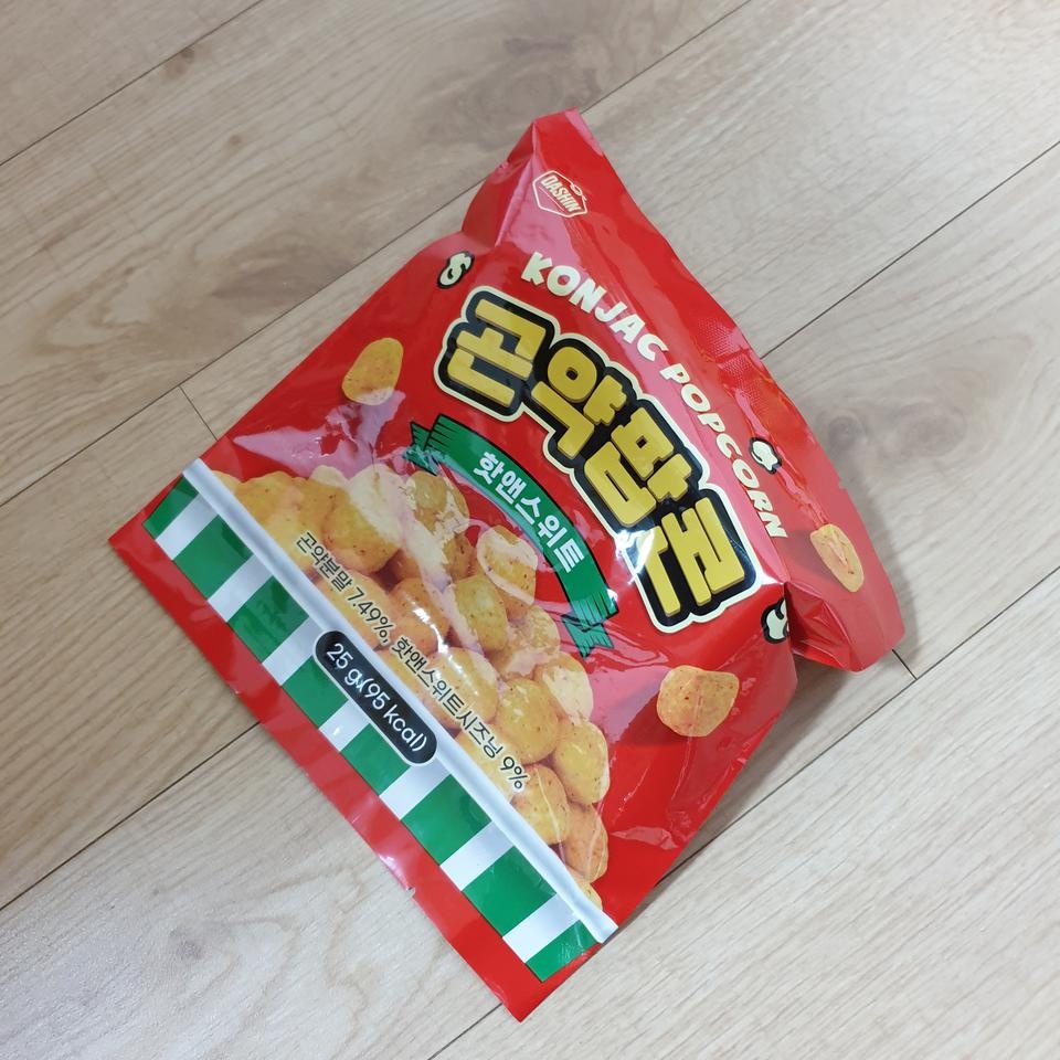 입터짐 방지용으로 샀는데 맛있어요!! 배송 받자마자 입터져서 뜯었는데 양도 많아서 반 먹고 담아뒀습니다 ...