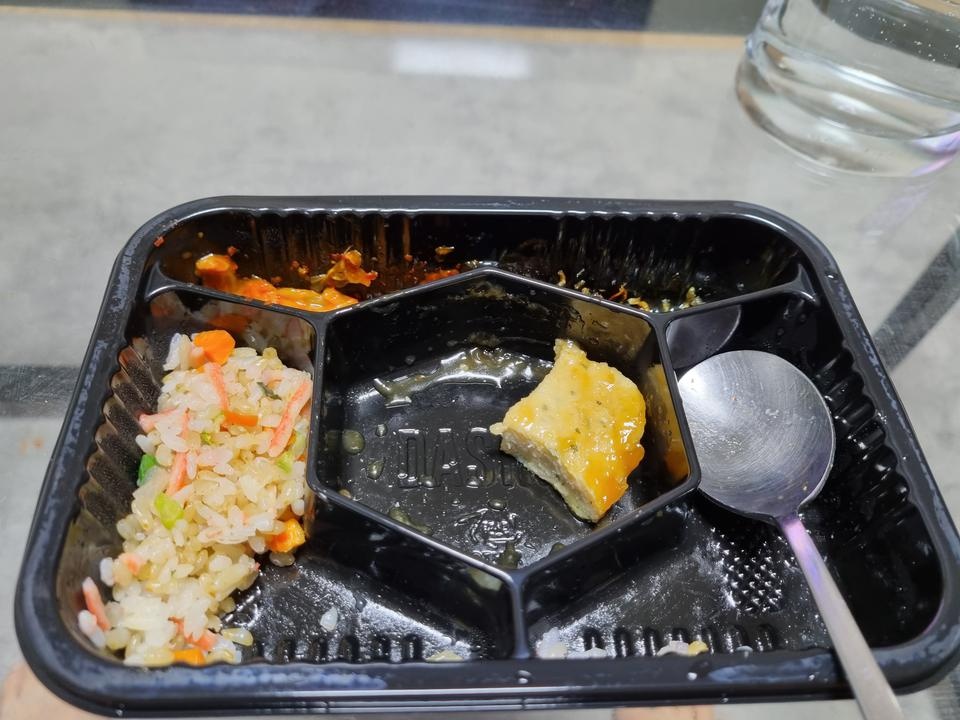 배달받아 바로 목엇어요 현미라서 꺼글거리는데
꼭꼭씹어먹으며 오랫동안 밥을 먹는게 다이어트에 좋으니까 ...