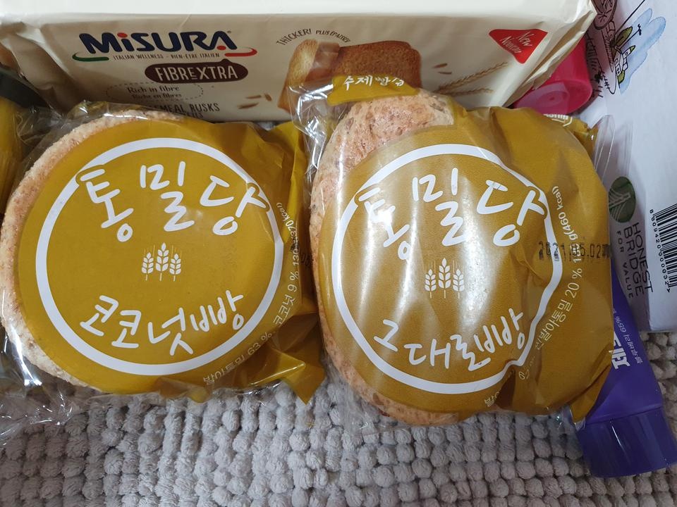 코코넛이 든 통밀빵 은근한 맛이 맛있을것 같아 주문해봤어요. 한개는 양이 많을것 같아 반개에다 꾸덕한 그...