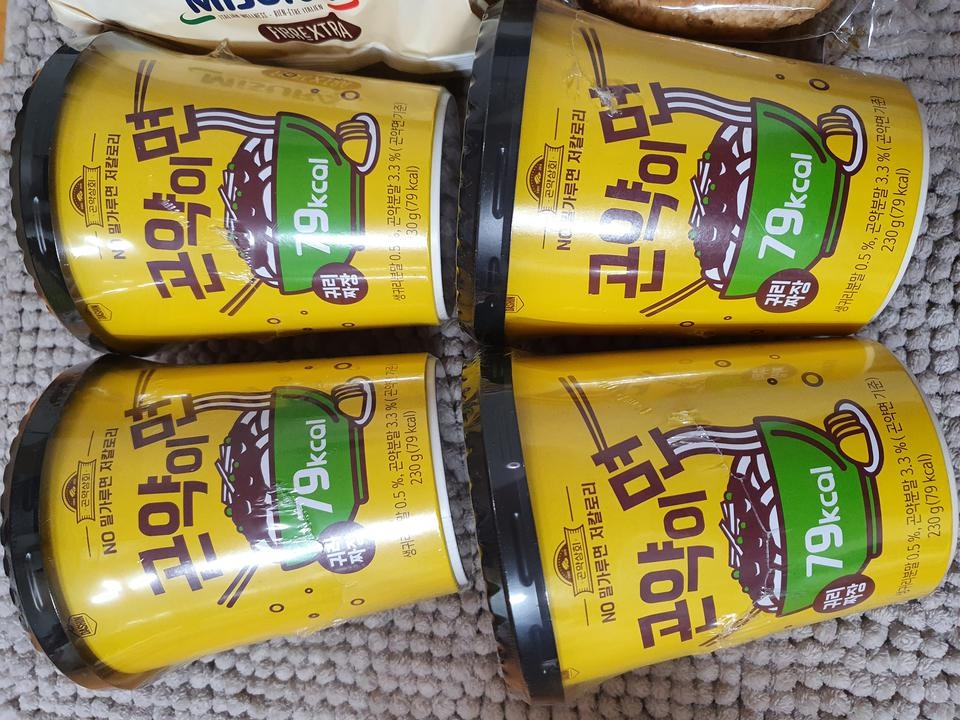 곤약짜장 맛을 제일 좋아해서 이것만 4개 주문했어요. 하루에 1개꼴로 먹어버려서 곧 다 먹을것 같아요 ㅎ