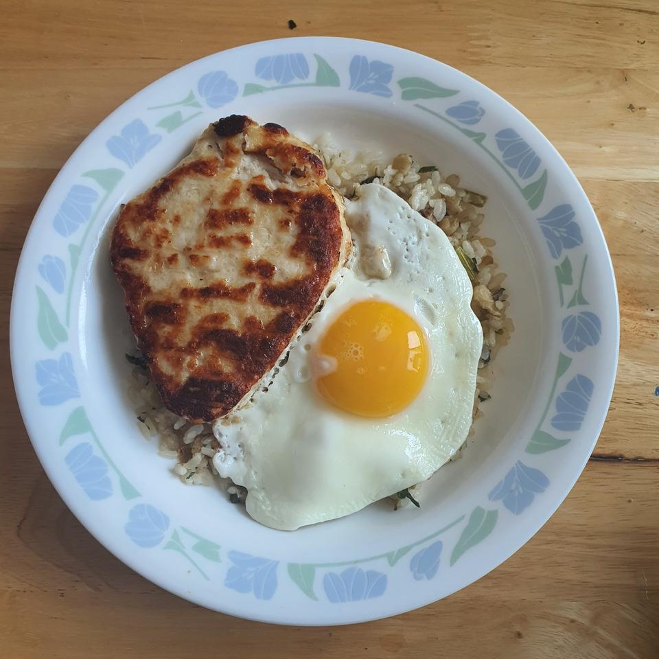 사진에 잘 안보이는데 계란후라이랑 닭가슴살 스테이크랑먹으니까 반만 먹어도 맛있고 좋았어요