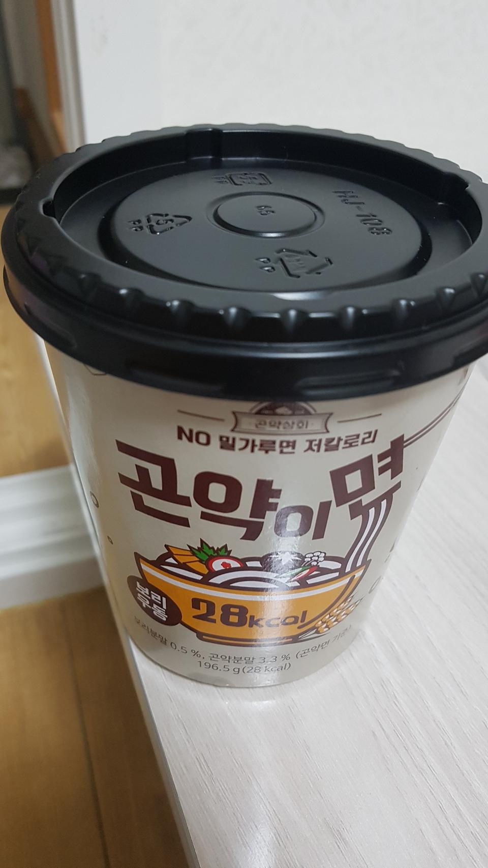 칼로리가 말이 안돼서 솔직히 맛없을줄은 알았는데 곤약면을 처음 먹어봐서 멸치비린내보다 더 심한데 역한 ...