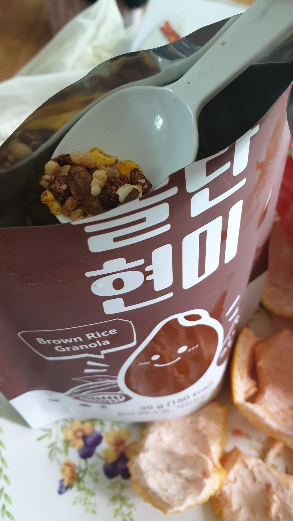 우유에 넣어 먹어도 맛나고 간식 중독인 저에겐 과자대용으로도 카카오도 녹차도 너므 맛나요