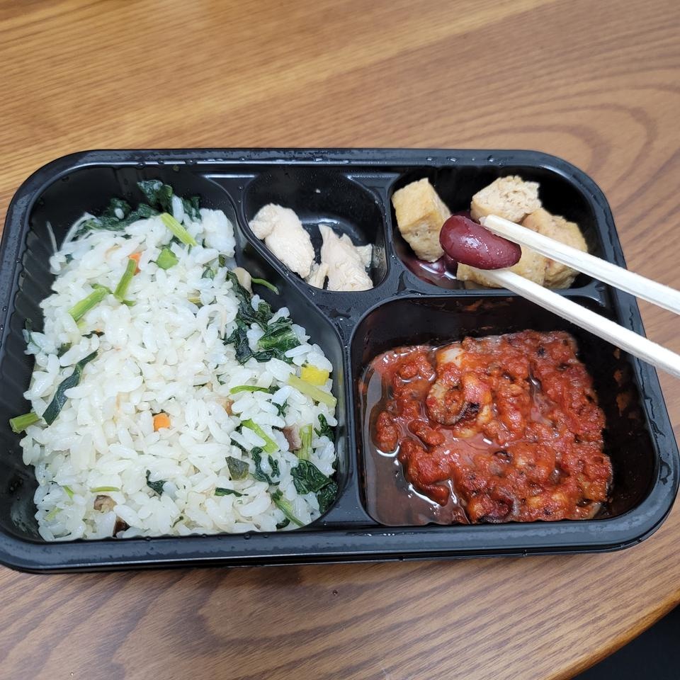 한끼는 다이어트 도시락으로 먹으려고 시켜봤는데 맛있어요!!